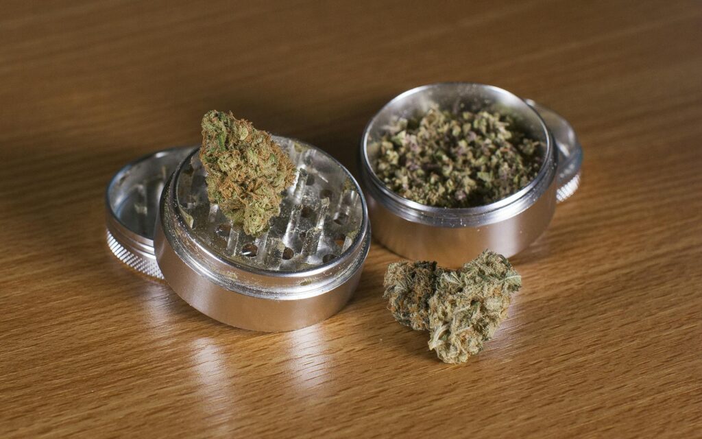 Grinder mit Weed
